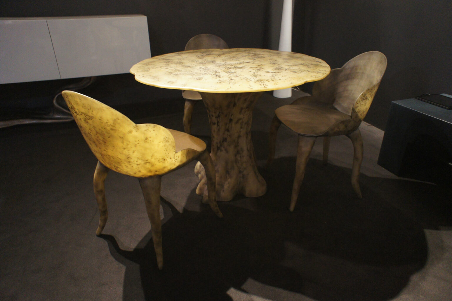 CALYPSO dining table in fiberglass finish