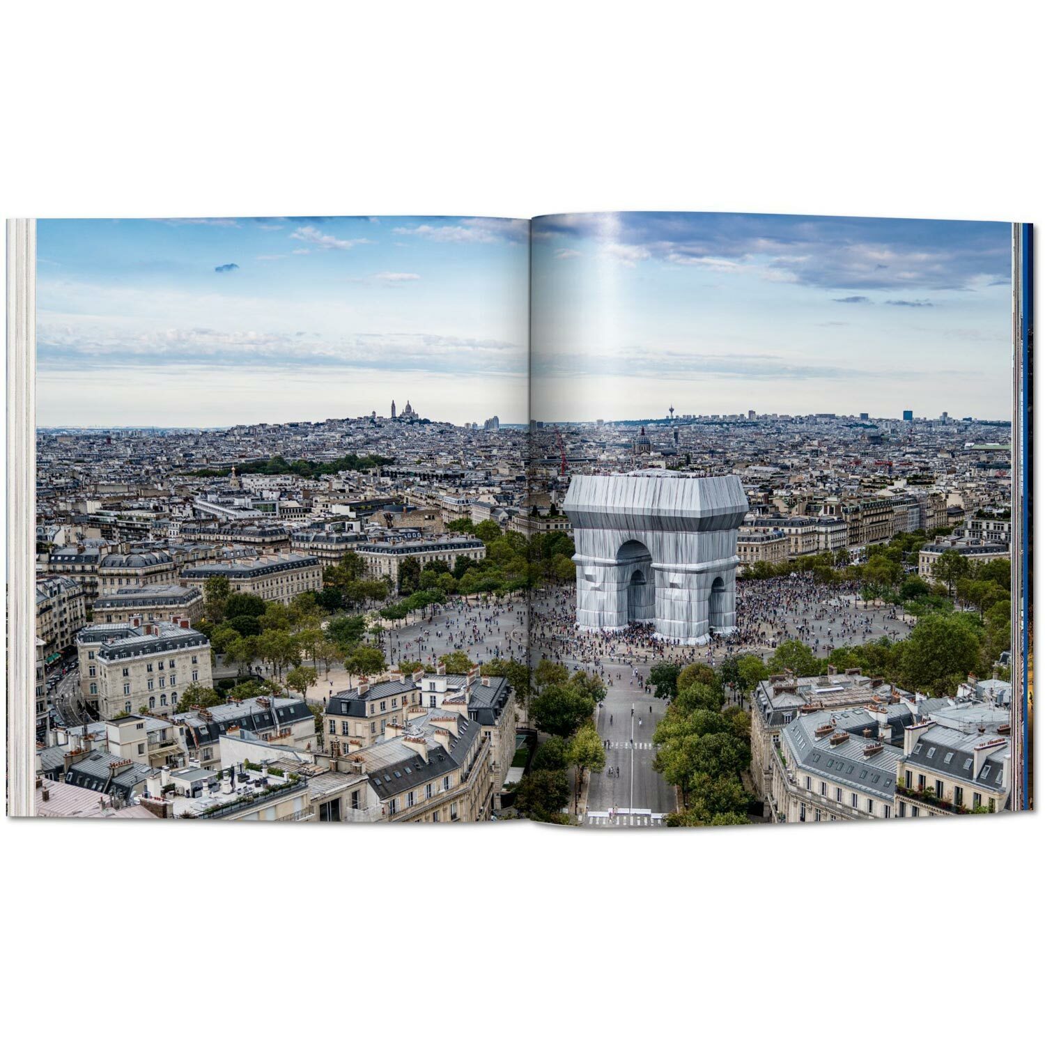 Christo and Jeanne-Claude. L’Arc de Triomphe Wrapped