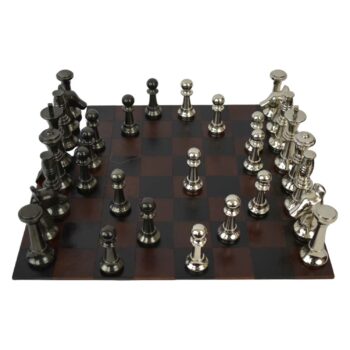 Schachspiel mit Aluminiumfiguren im Lederkoffer cognac