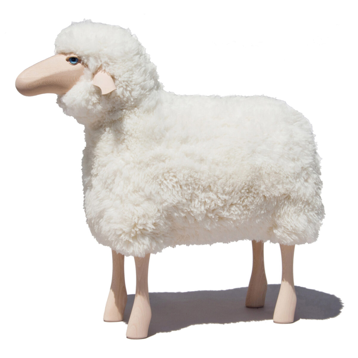 Schaf in Lebensgröße in Buchenholz, weißes Fell
